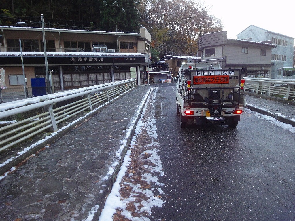 道路維持作業(融雪剤散布)